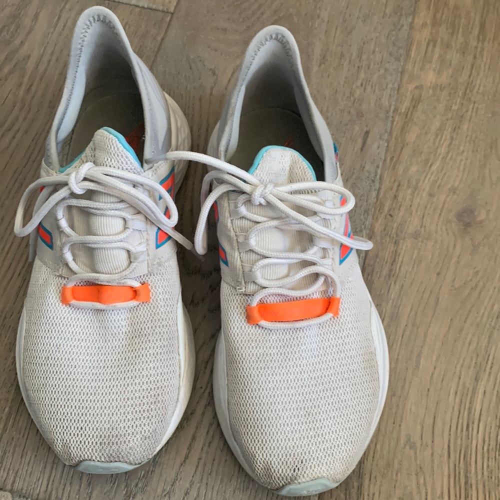 Womens New Balance Roav V1 Fresh Foam shoes size 8